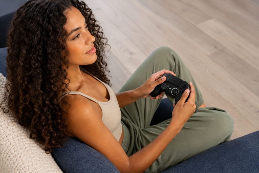 Manette PS5 Nacon Revolution 5 Pro en main