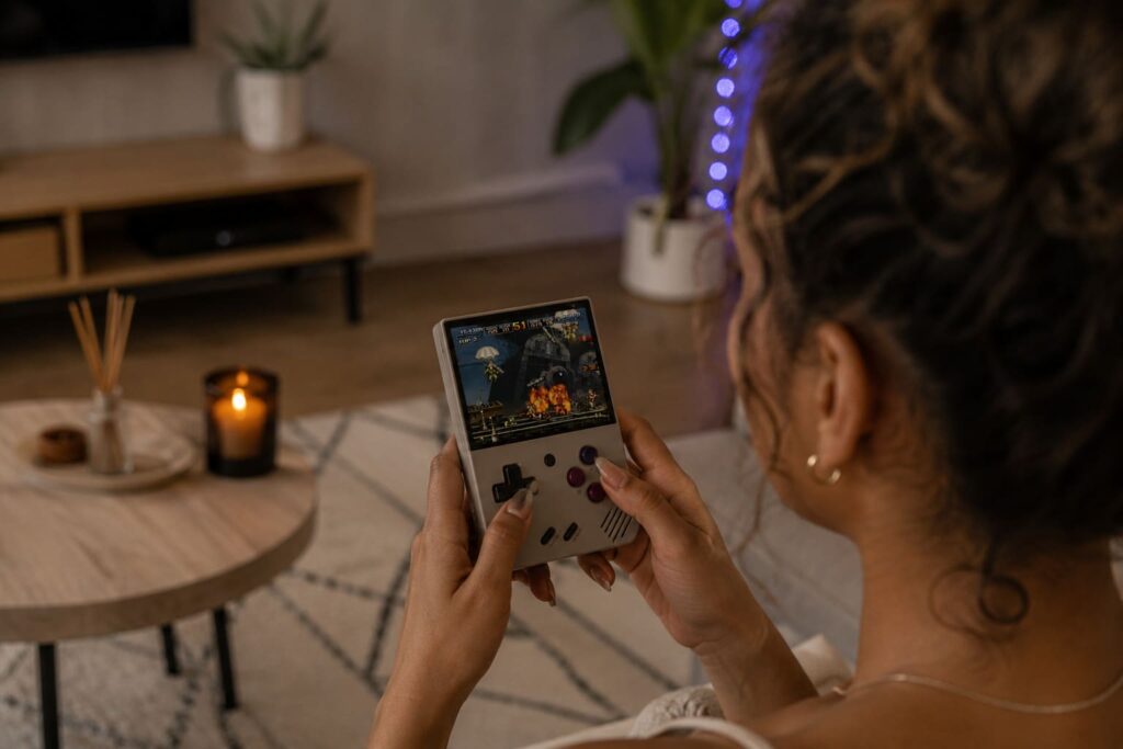 Illustration : la mini console retrogaming Miyoo Mini + en train d'être utilisé