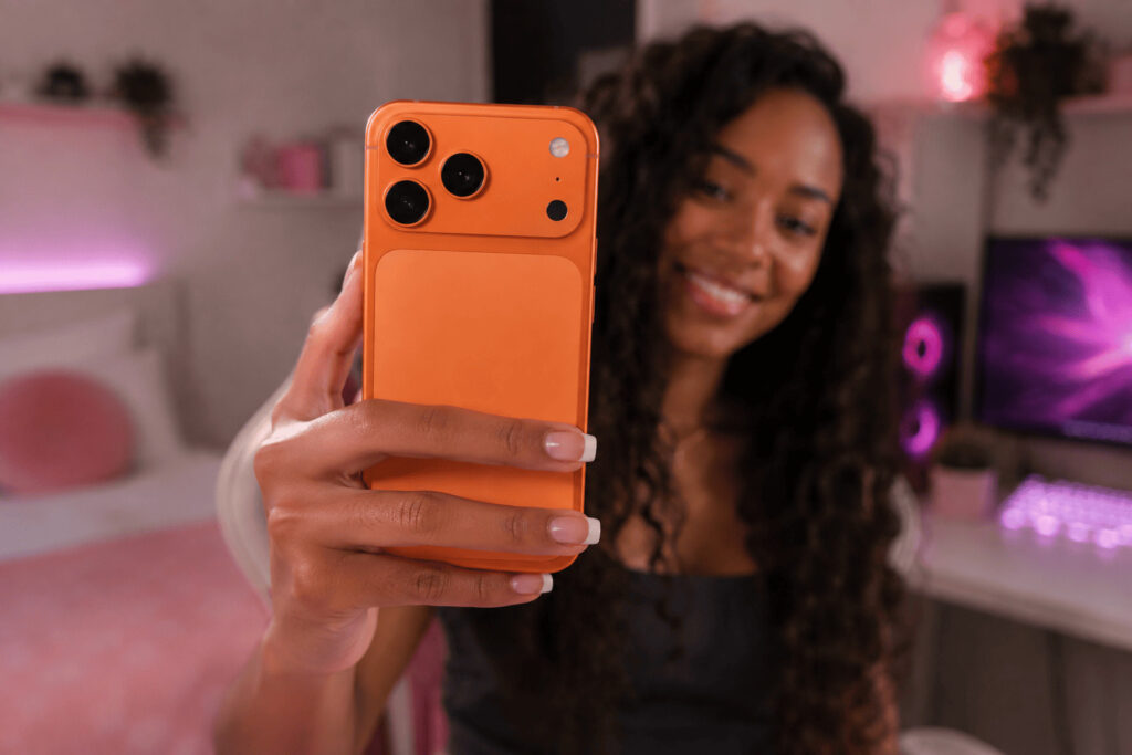 Un femme qui utilise l'iPhone 17 Pro Max : Promescope