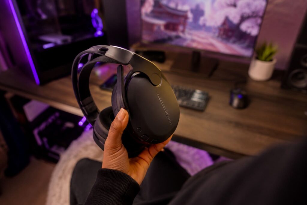 Un casque PS5 sans fil en main