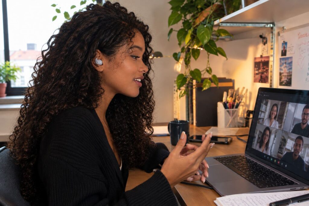 Les écouteurs Sony LinkBuds S en train d'être utilisé pour un appel en visio