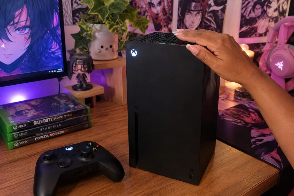 Une photo de ma console Xbox Series X avec sa manette sans fil qui s'intègre merveilleusement bien dans mon setup gaming